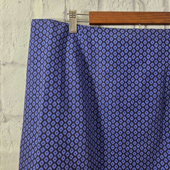 L.L.Bean Favorite Fit Size 18  Blue Geometric Print Knee Length Casual Skirt - Picture 2 of 8
